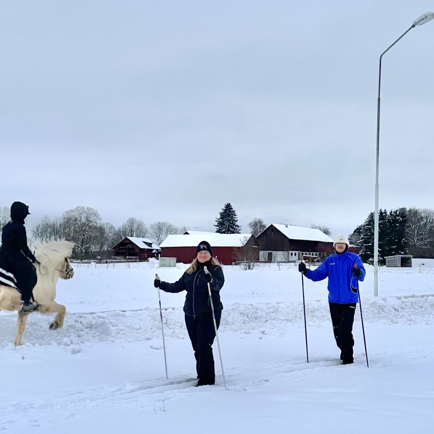 Annica o Magnus längdskidor ovalen o Matilda o Dagny 2023.jpg